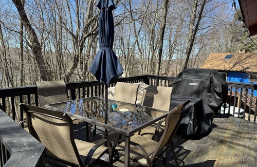 Lake Ariel Cabaña | Sleep in a Treehouse!!