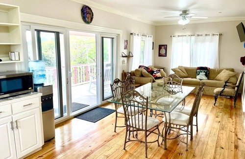 Isla de Utila Casa | Sleep up to 10 guests in Utila apt with Caribbean Ocean views