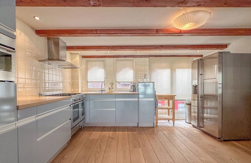Alkmaar Casa | Sleeping next to the Cheese Market