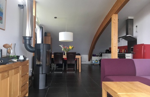 Warfhuizen Casa | Dormir bajo un techo de hierba en el Reitdiep en Groningen
