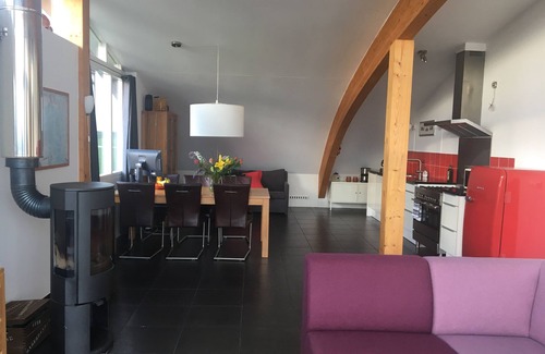 Warfhuizen Casa | Dormir bajo un techo de hierba en el Reitdiep en Groningen
