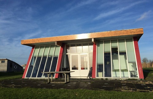 Warfhuizen Casa | Dormir bajo un techo de hierba en el Reitdiep en Groningen