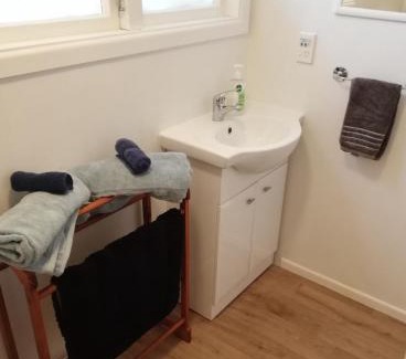 Hamilton Apartamento | Sleepout with bathroom and mini kitchenette