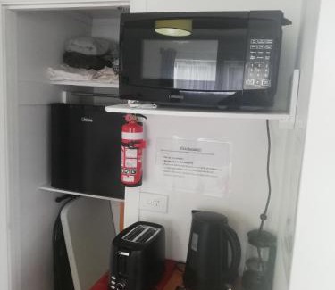 Hamilton Apartamento | Sleepout with bathroom and mini kitchenette