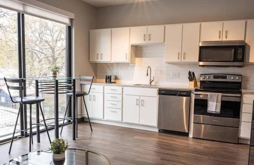 Des Moines Apartamento | Sleepover: Airy 1BD/1BA - Downtown Des Moines