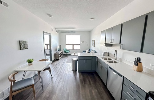 West Des Moines Apartamento | Sleepover: Lovely 1BD/1BA + High Ceilings - Des Moines