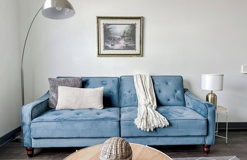 West Des Moines Apartamento | Sleepover: Lovely 1BD/1BA + High Ceilings - Des Moines