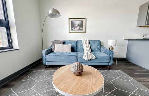 West Des Moines Apartamento | Sleepover: Lovely 1BD/1BA + High Ceilings - Des Moines
