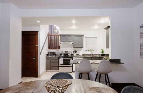 Southmoreland Casa | Sleeps 10, 5 Queen beds in heart of KC, close to downtown & Country Club Plaza
