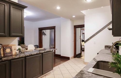 Southmoreland Casa | Sleeps 10, 5 Queen beds in heart of KC, close to downtown & Country Club Plaza