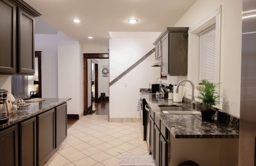 Southmoreland Casa | Sleeps 10, 5 Queen beds in heart of KC, close to downtown & Country Club Plaza