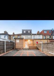 Loxford Casa | Sleeps 10, CINEMA TV , 2 baths, 10 mins to Stratford