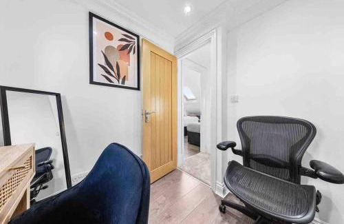 Loxford Casa | Sleeps 10, CINEMA TV , 2 baths, 10 mins to Stratford