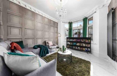 Loxford Casa | Sleeps 10, CINEMA TV , 2 baths, 10 mins to Stratford