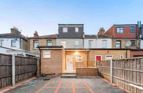 Loxford Casa | Sleeps 10, CINEMA TV , 2 baths, 10 mins to Stratford