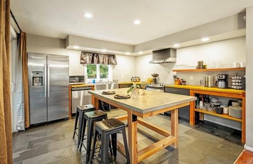 East Stroudsburg Casa | Sleeps 14 Hot Tub Paddle Boards Arcade Games