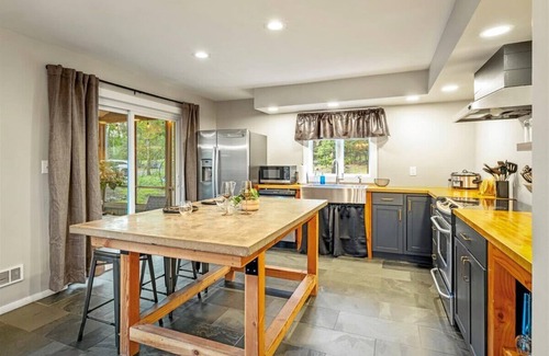 East Stroudsburg Casa | Sleeps 14 Hot Tub Paddle Boards Arcade Games