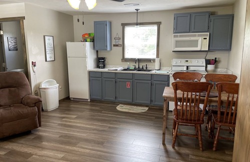 Cassville Condominio | Sleeps 10(two 5 person units), Pool, Big M Marina, 15 min to Roaring River