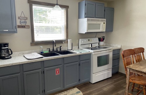 Cassville Condominio | Sleeps 10(two 5 person units), Pool, Big M Marina, 15 min to Roaring River