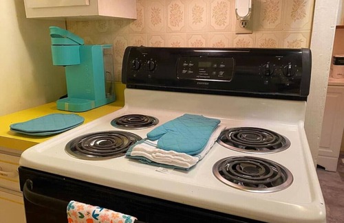 Charleroi Casa | Sleeps 12! Cozy Charleroi, Near Pittsburgh PA