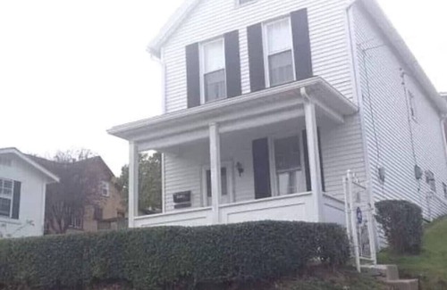 Charleroi Casa | Sleeps 12! Cozy Charleroi, Near Pittsburgh PA