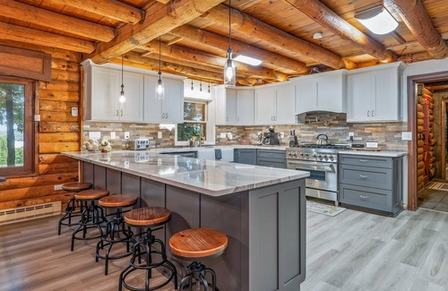 Canandaigua Casa | Sleeps 12 | Lake views| Hot Tub | Pet Friendly