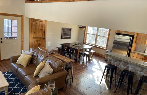 Cassville Casa | Big Woods: capacidad para 12 personas, w / piscina, junto a Marina, lado tranquilo del lago, río Roaring
