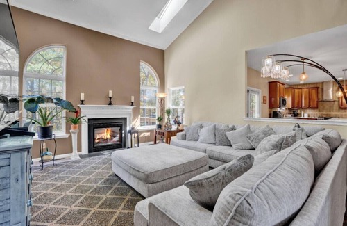 East Stroudsburg Apartamento | Sprawling Gem w/Bar, Game Rooms, Sauna & Firepit