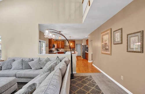 East Stroudsburg Apartamento | Sprawling Gem w/Bar, Game Rooms, Sauna & Firepit