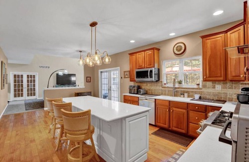 East Stroudsburg Apartamento | Sprawling Gem w/Bar, Game Rooms, Sauna & Firepit