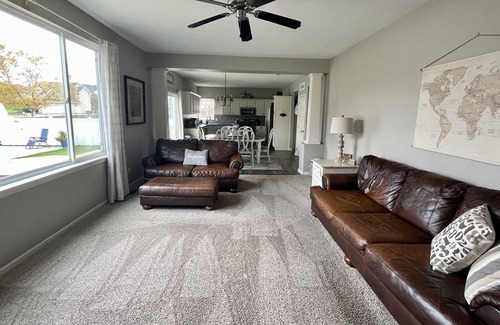 Grimes Casa | Sleeps 12, spacious, family friendly, with outdoor pool during summer months!