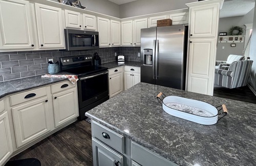 Grimes Casa | Sleeps 12, spacious, family friendly, with outdoor pool during summer months!