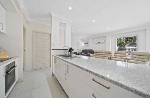 Beenleigh Casa | Sleeps 14, 4 bathrooms, 2 Kitchens ,Central to Brisbane Gold C Theme parks Views