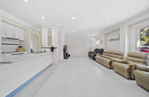 Beenleigh Casa | Sleeps 14, 4 bathrooms, 2 Kitchens ,Central to Brisbane Gold C Theme parks Views