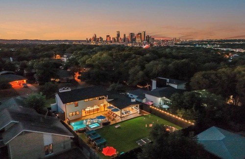 Riverside Casa | Sleeps 14 + heated Pool + Spa + Cabanas + Speakeasy + 5 minutes to downtown