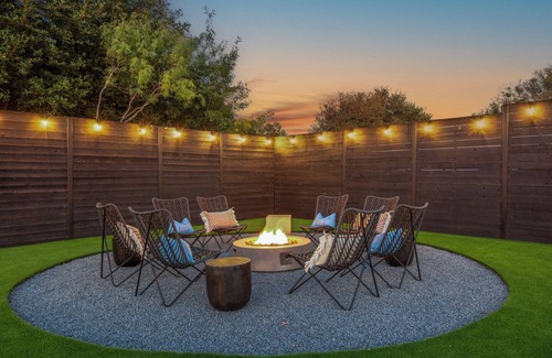 Riverside Casa | Sleeps 14 + heated Pool + Spa + Cabanas + Speakeasy + 5 minutes to downtown