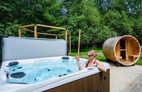 Reeders Casa | Sleeps 14! Pool Hot Tub Sauna Pickleball Arcade
