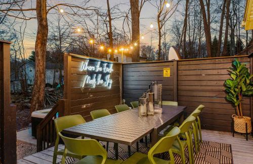 Tobyhanna Casa | Sleeps 15 Sauna Hot Tub Fire Pit & Putt Putt
