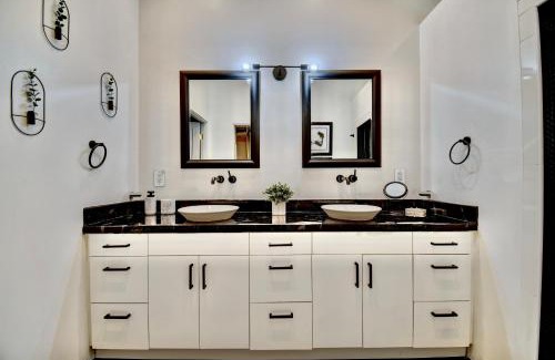 Huning Castle Casa | Sleeps 15 with 3000 sq ft of Luxury Townhome in the ABQ County Club