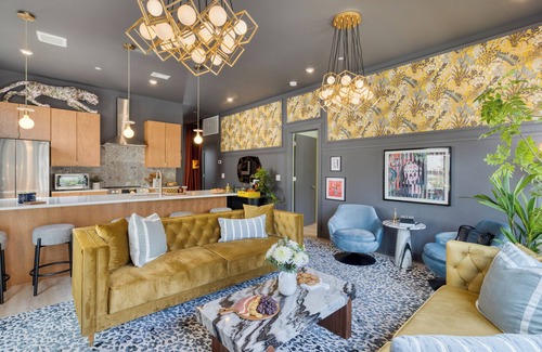 Cleveland Park Casa | Sleeps 16 | 2 Homes + Walk to Dining & Music | Lischey Loft & The Bloom House