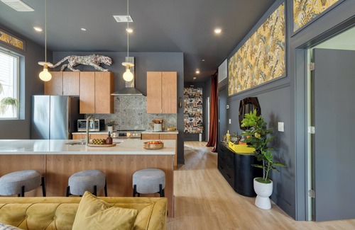 Cleveland Park Casa | Sleeps 16 | 2 Homes + Walk to Dining & Music | Lischey Loft & The Bloom House