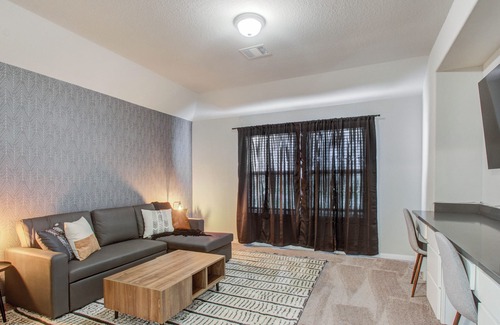 Klein Casa | Sleeps 16 + 6 BR House + Spacious Yard + Pool Table