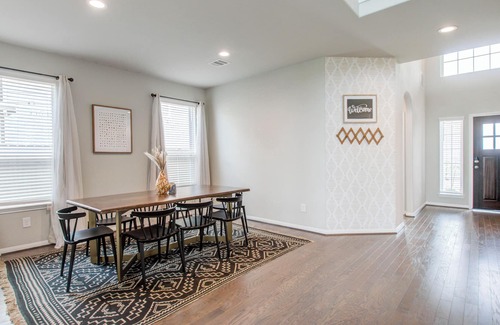 Klein Casa | Sleeps 16 + 6 BR House + Spacious Yard + Pool Table