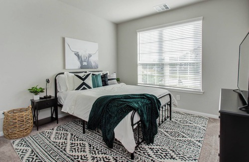 Klein Casa | Sleeps 16 + 6 BR House + Spacious Yard + Pool Table