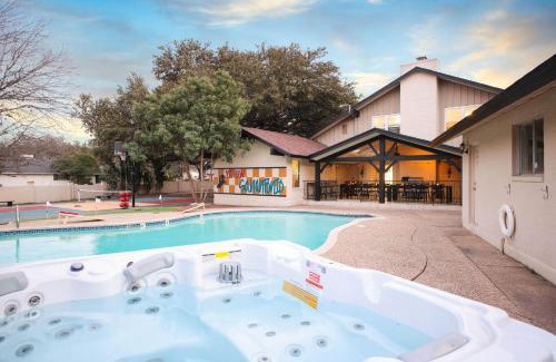 Castle Hills Casa | Sleeps 16 Private Pool Sport Court Hot Tub Arcade