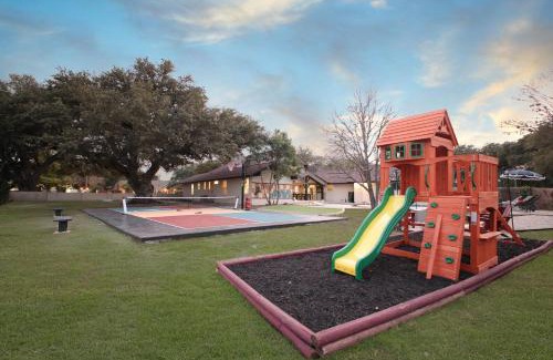 Castle Hills Casa | Sleeps 16 Private Pool Sport Court Hot Tub Arcade