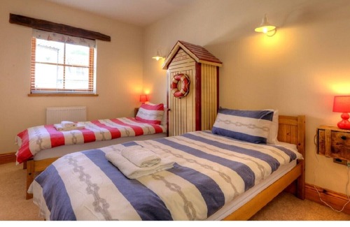 Hunmanby Cabaña | Sleeps 18 complex with private pub and hot tub - Please contact us for a price!