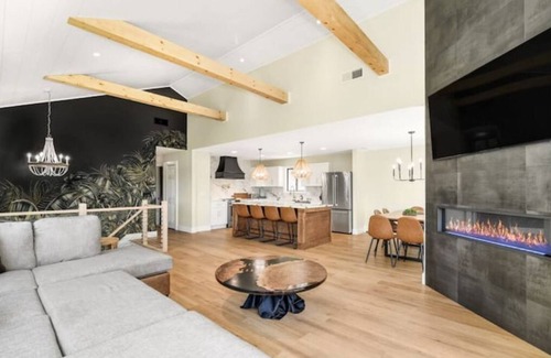 Brookfield Casa | Sleeps 18! Dock, Lake access, pool table, 2 kitchens, Large area to entertain.
