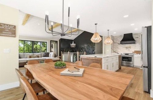 Brookfield Casa | Sleeps 18! Dock, Lake access, pool table, 2 kitchens, Large area to entertain.
