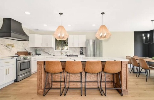 Brookfield Casa | Sleeps 18! Dock, Lake access, pool table, 2 kitchens, Large area to entertain.